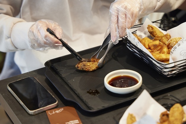 75번 붓질에 숨은 맛의 비결…교촌, 'K-치킨벨트' 핵심 거점으로[르포]