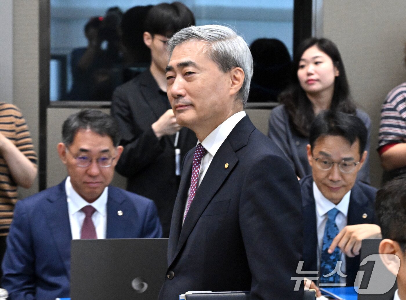 본문 이미지 - 신현송 한국은행 총재가 16일 오전 서울 중구 한국은행에서 열린 금융통화위원회 본회의에 참석하고 있다. 2026.7.16 ⓒ 뉴스1 사진공동취재단