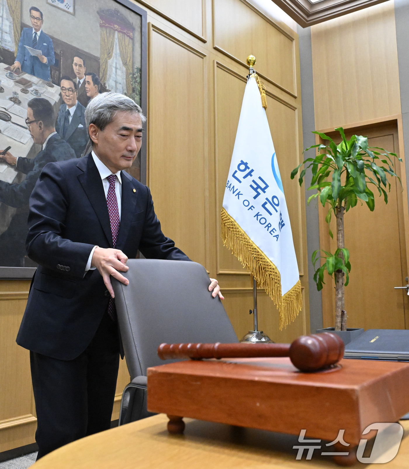 (서울=뉴스1) 사진공동취재단 = 신현송 한국은행 총재가 16일 오전 서울 중구 한국은행에서 열린 금융통화위원회 본회의에 참석하고 있다. 026.7.16/뉴스1