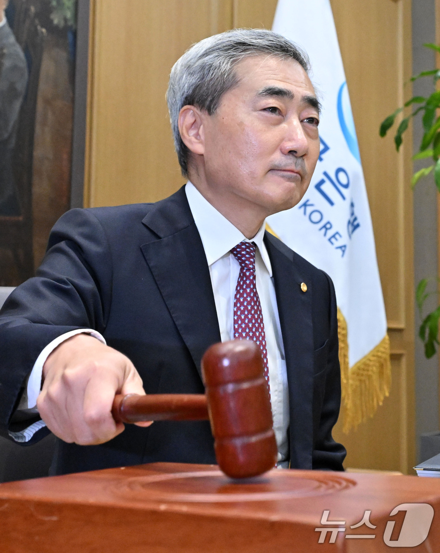(서울=뉴스1) 사진공동취재단 = 신현송 한국은행 총재가 16일 오전 서울 중구 한국은행에서 열린 금융통화위원회 본회의에 참석해 의사봉을 두드리고 있다.이날 금통위는 기준금리를 연 …