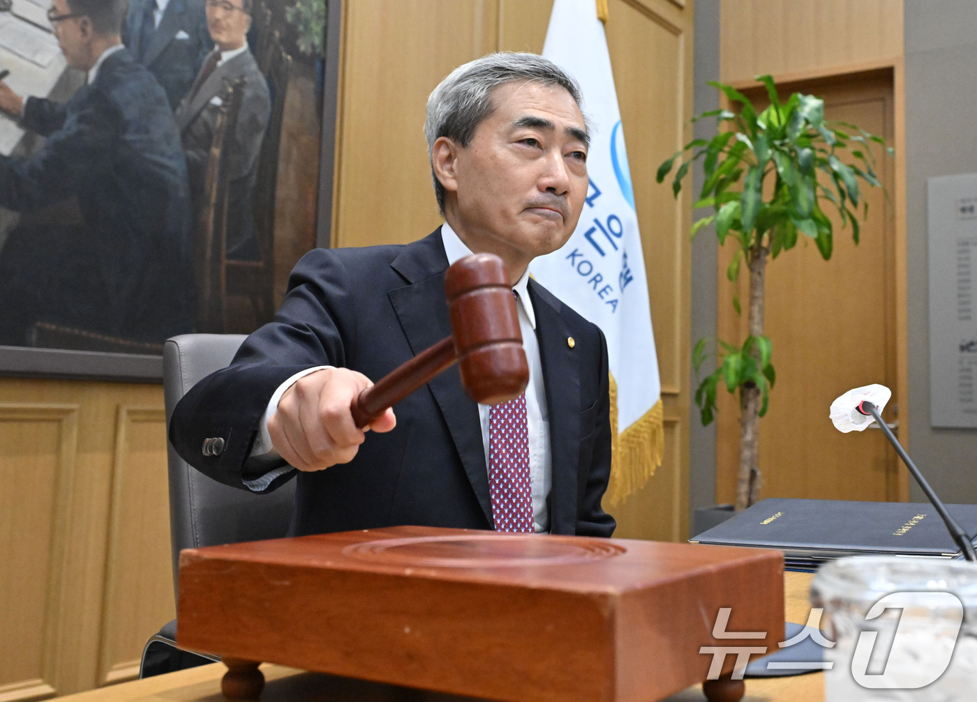 (서울=뉴스1) 사진공동취재단 = 신현송 한국은행 총재가 16일 오전 서울 중구 한국은행에서 열린 금융통화위원회 본회의에 참석해 의사봉을 두드리고 있다.이날 금통위는 기준금리를 연 …