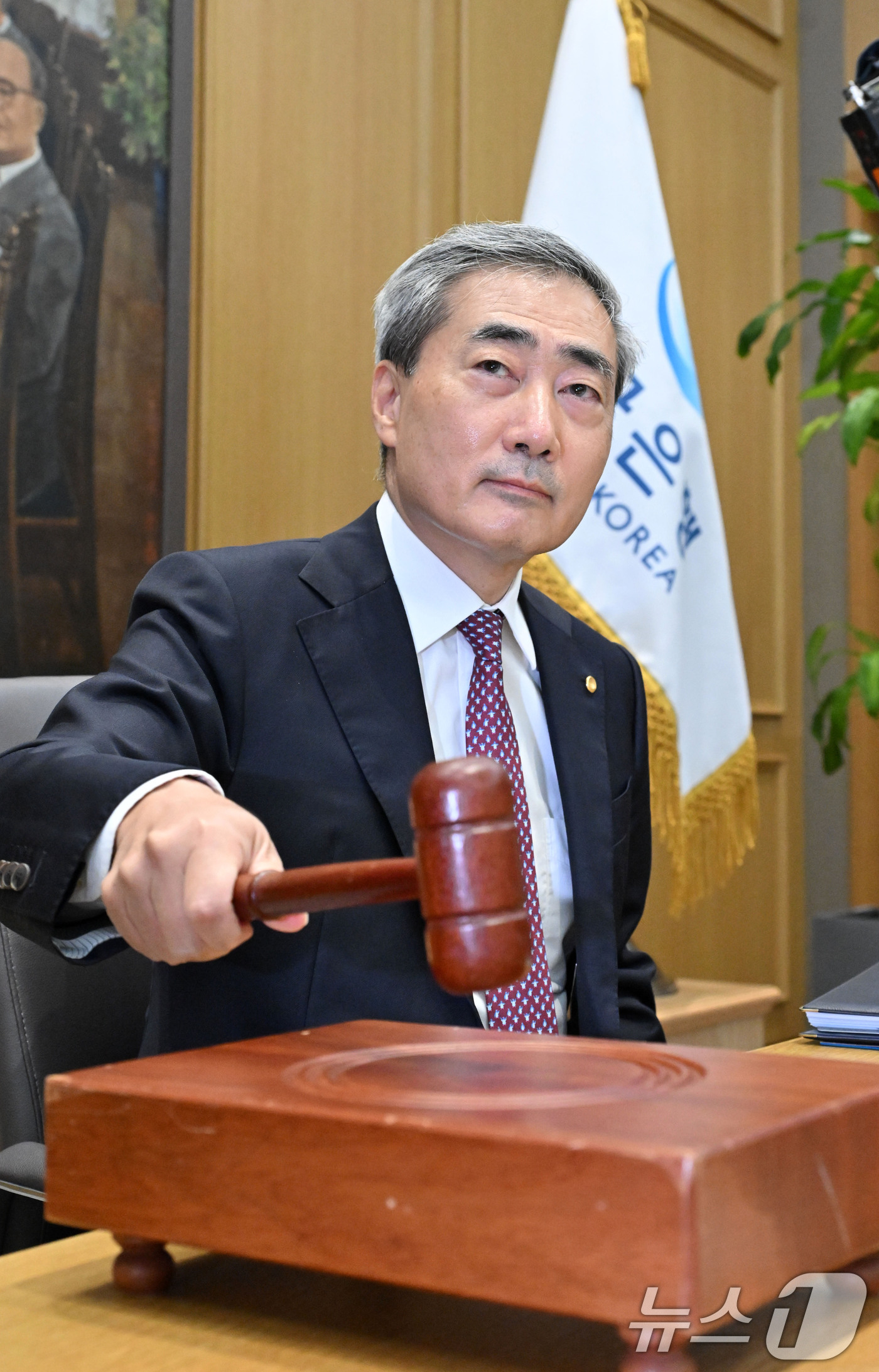 (서울=뉴스1) 사진공동취재단 = 신현송 한국은행 총재가 16일 오전 서울 중구 한국은행에서 열린 금융통화위원회 본회의에 참석해 의사봉을 두드리고 있다.이날 금통위는 기준금리를 2 …