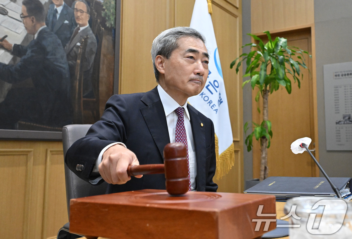 (서울=뉴스1) 사진공동취재단 = 신현송 한국은행 총재가 16일 오전 서울 중구 한국은행에서 열린 금융통화위원회 본회의에 참석해 의사봉을 두드리고 있다.이날 금통위는 기준금리를 연 …