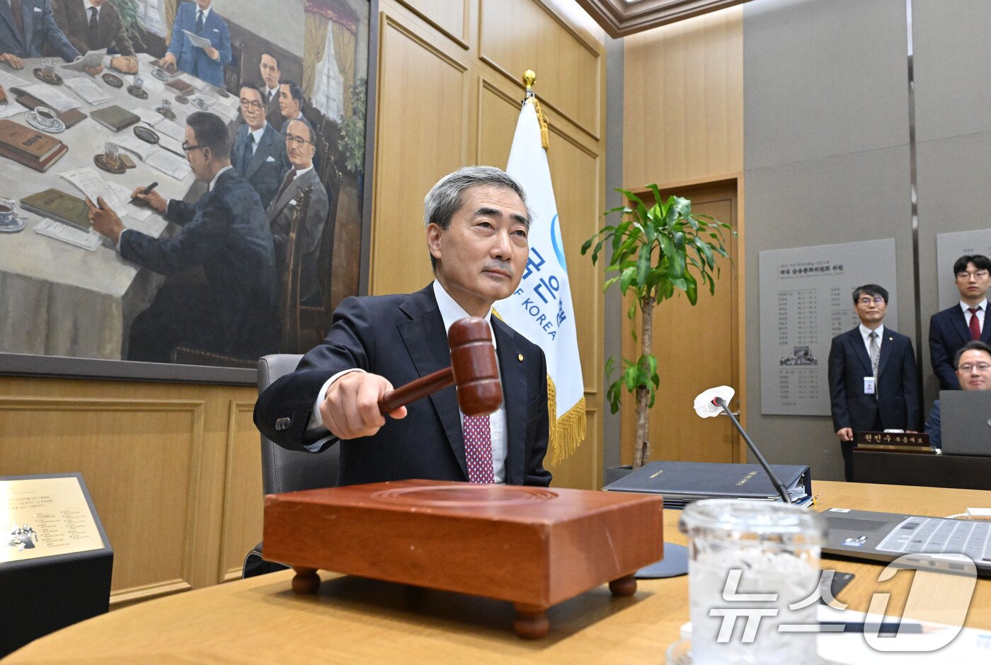 본문 이미지 - 신현송 한국은행 총재가 16일 오전 서울 중구 한국은행에서 열린 금융통화위원회 본회의에 참석해 의사봉을 두드리고 있다.  2026.7.16 ⓒ 뉴스1 사진공동취재단