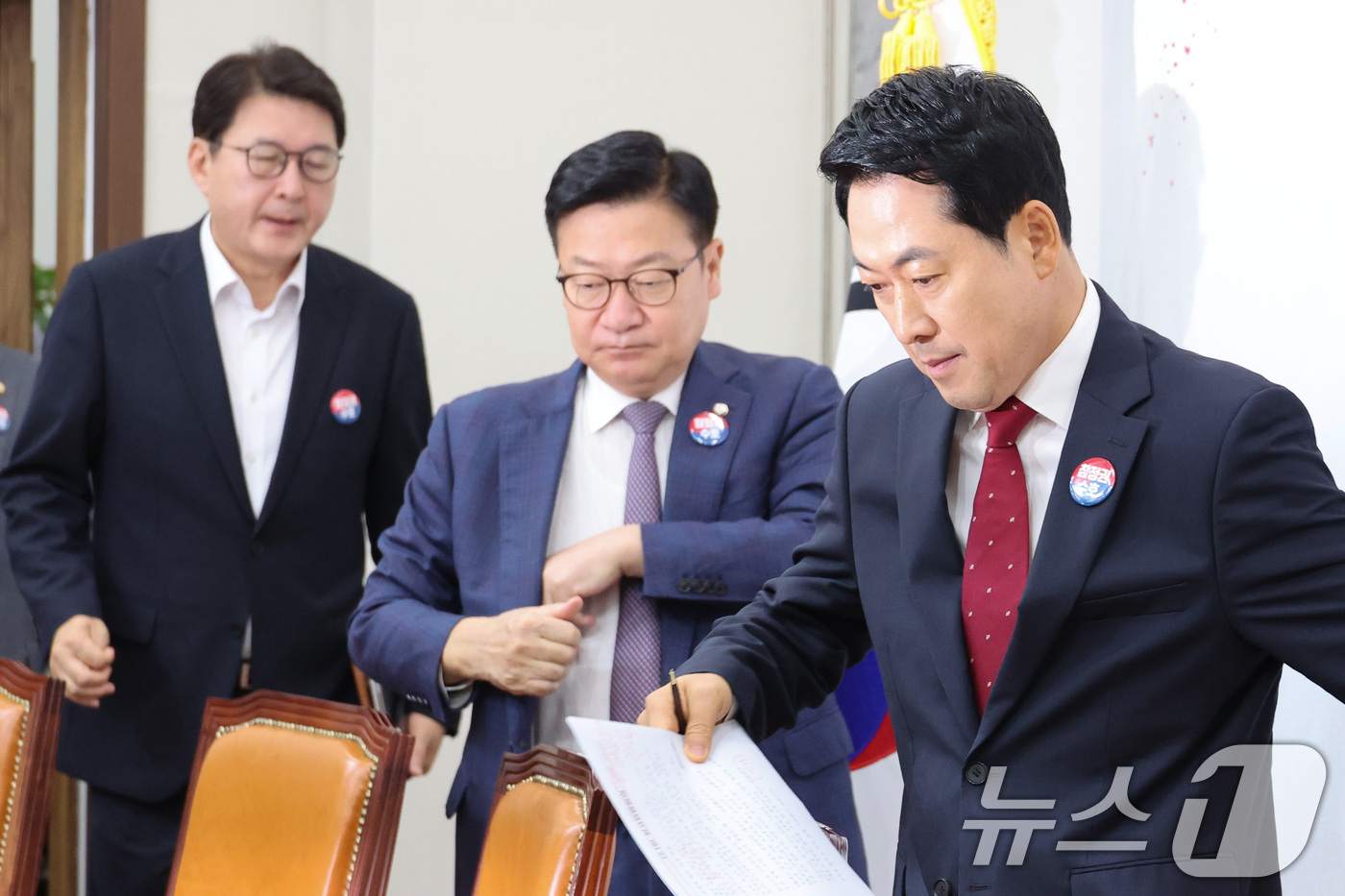 (서울=뉴스1) 신웅수 기자 = 장동혁 국민의힘 대표와 정점식 원내대표가 16일 서울 여의도 국회에서 열린 최고위원회의에 참석하고 있다. 2026.7.16/뉴스1