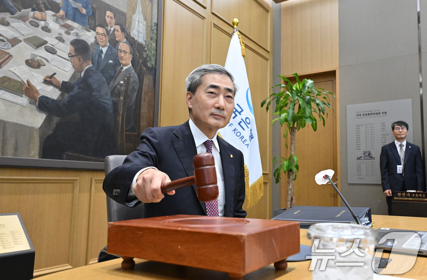 (서울=뉴스1) 사진공동취재단 = 신현송 한국은행 총재가 16일 오전 서울 중구 한국은행에서 열린 금융통화위원회 본회의에 참석해 의사봉을 두드리고 있다. 2026.7.16/뉴스1