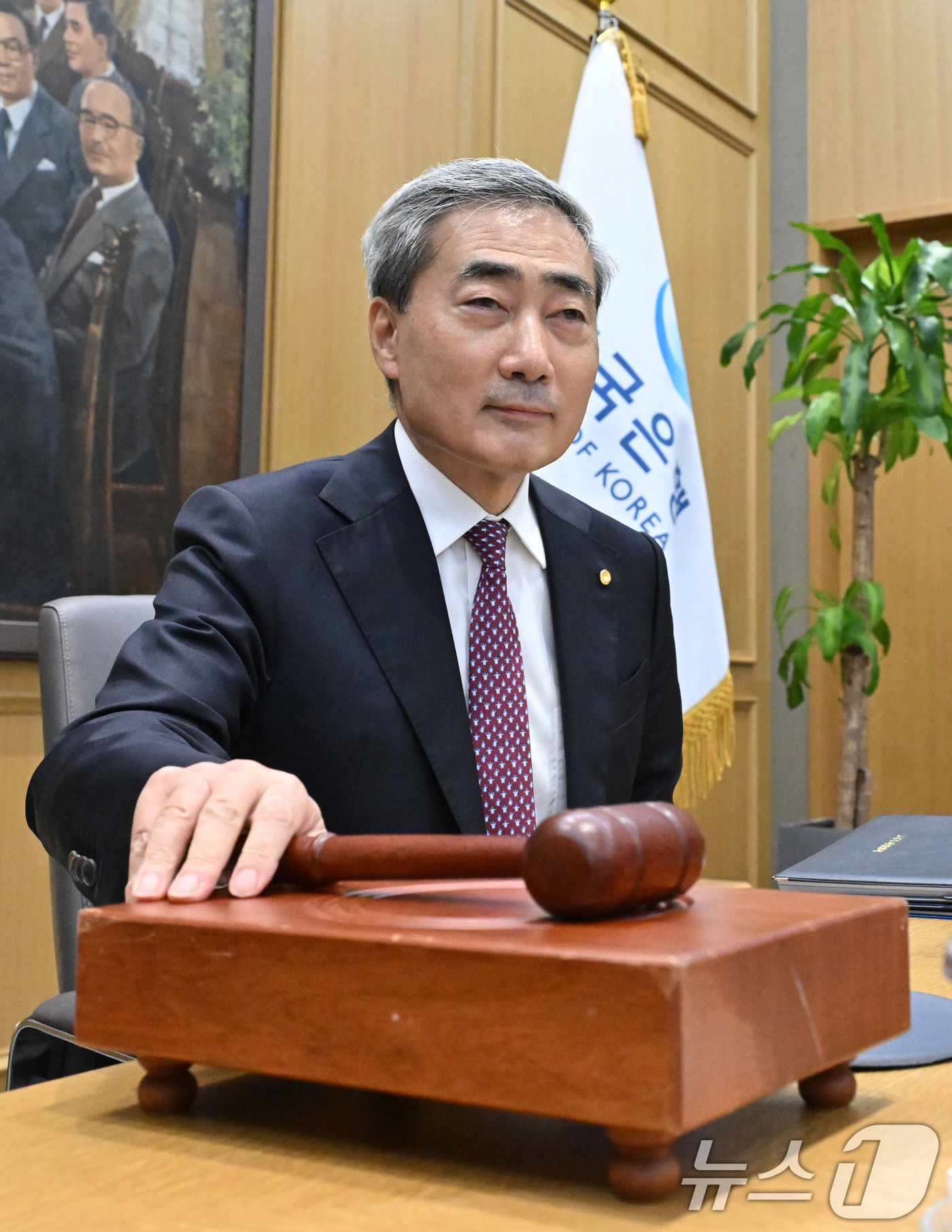 (서울=뉴스1) 사진공동취재단 = 신현송 한국은행 총재가 16일 오전 서울 중구 한국은행에서 열린 금융통화위원회 본회의에 참석해 의사봉을 두드리고 있다.이날 금통위는 기준금리를 연 …