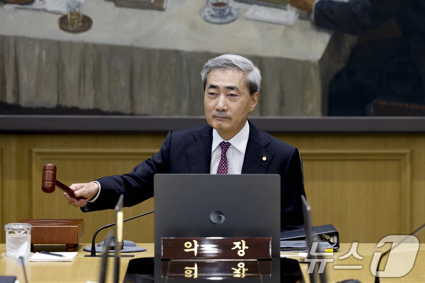 본문 이미지 - 신현송 한국은행 총재가 16일 오전 서울 중구 한국은행에서 열린 금융통화위원회 본회의에 참석해 의사봉을 두드리고 있다.  2026.7.16 ⓒ 뉴스1 사진공동취재단