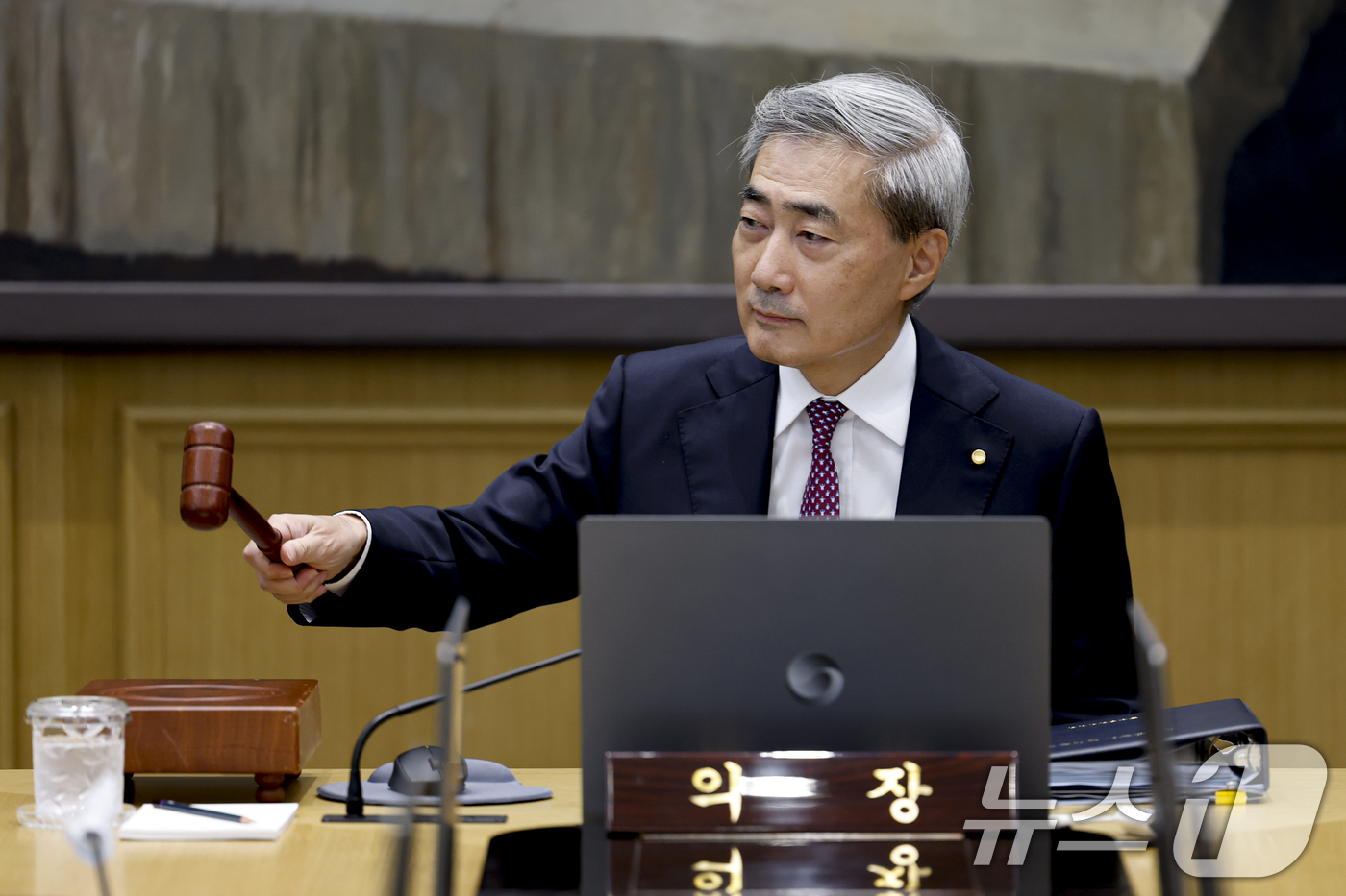 (서울=뉴스1) 사진공동취재단 = 신현송 한국은행 총재가 16일 오전 서울 중구 한국은행에서 열린 금융통화위원회 본회의에 참석해 의사봉을 두드리고 있다. 이날 금통위는 기준금리를 …