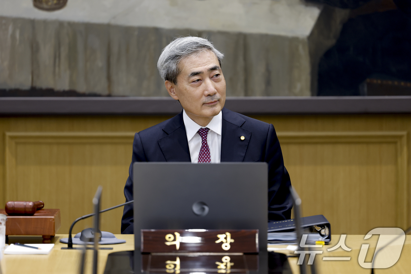 (서울=뉴스1) 사진공동취재단 = 신현송 한국은행 총재가 16일 오전 서울 중구 한국은행에서 열린 금융통화위원회 본회의에 자리해 있다.이날 금통위는 기준금리를 연 2.50%에서 2 …