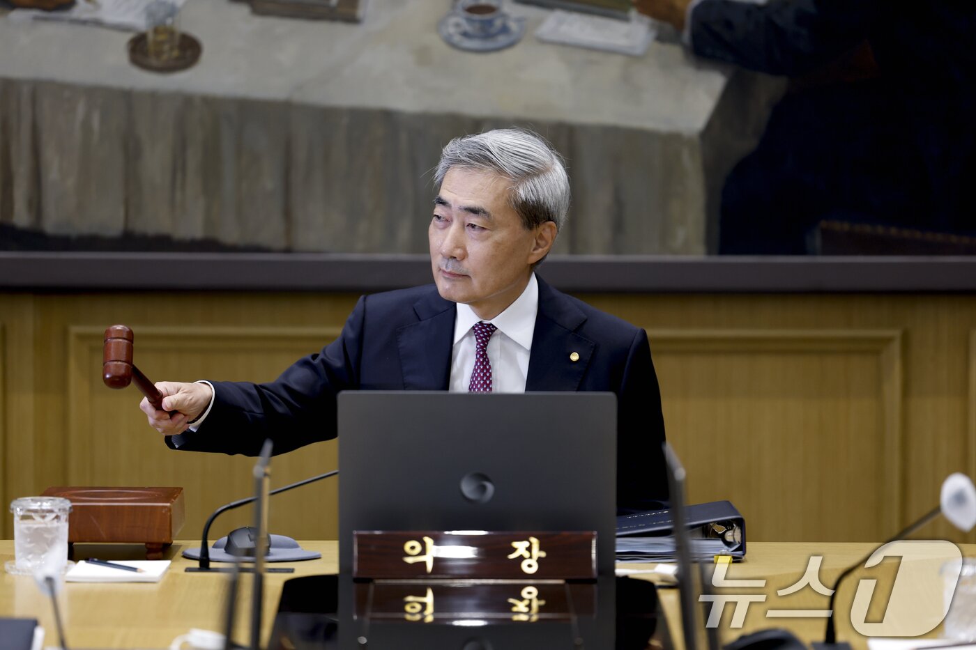 본문 이미지 - 신현송 한국은행 총재가 16일 오전 서울 중구 한국은행에서 열린 금융통화위원회 본회의에 참석해 의사봉을 두드리고 있다. 이날 금통위는 기준금리를 2.50에서 2.75%로 0.25% 인상했다. ⓒ 뉴스1 사진공동취재단