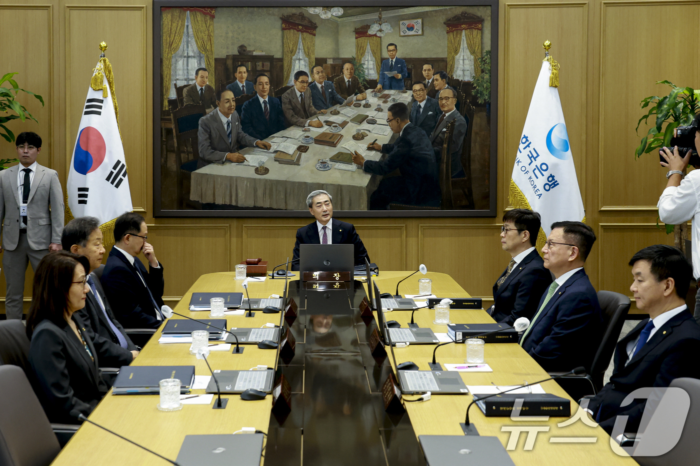(서울=뉴스1) 사진공동취재단 = 신현송 한국은행 총재가 16일 오전 서울 중구 한국은행에서 열린 금융통화위원회 본회의를 주재하고 있다.이날 금통위는 기준금리를 연 2.50%에서 …