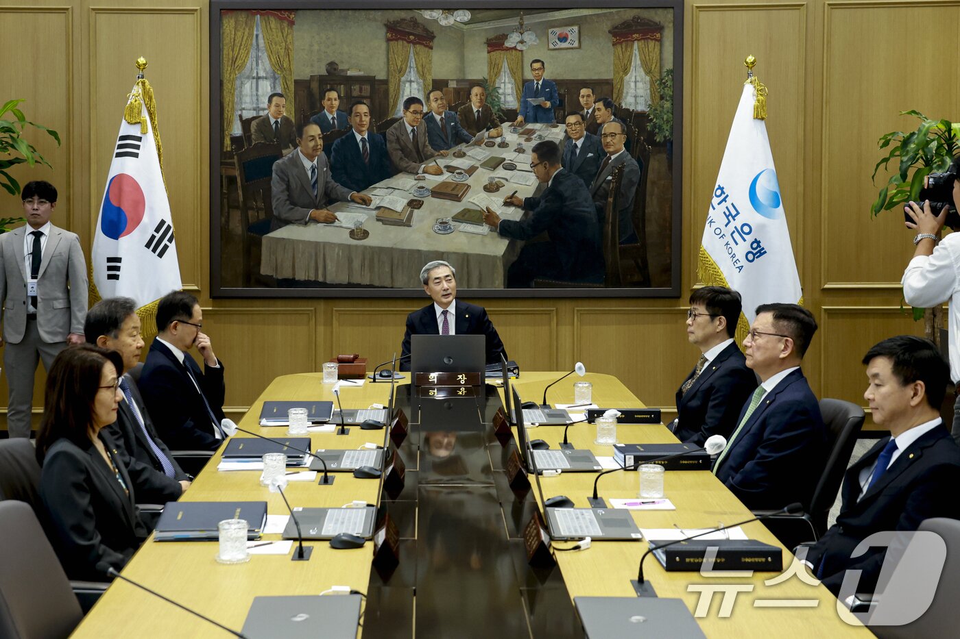 본문 이미지 - 신현송 한국은행 총재가 16일 오전 서울 중구 한국은행에서 열린 금융통화위원회 본회의를 주재하고 있다. 이날 금통위는 기준금리를 연 2.50%에서 2.75%로 0.25%포인트(p) 인상했다. 이는 3년 6개월(42개월) 만에 이뤄진 기준금리 인상으로, 통화정책은 완화 기조를 마무리하고 새로운 긴축 국면에 들어서게 됐다. 2026.7.16 ⓒ 뉴스1 사진공동취재단