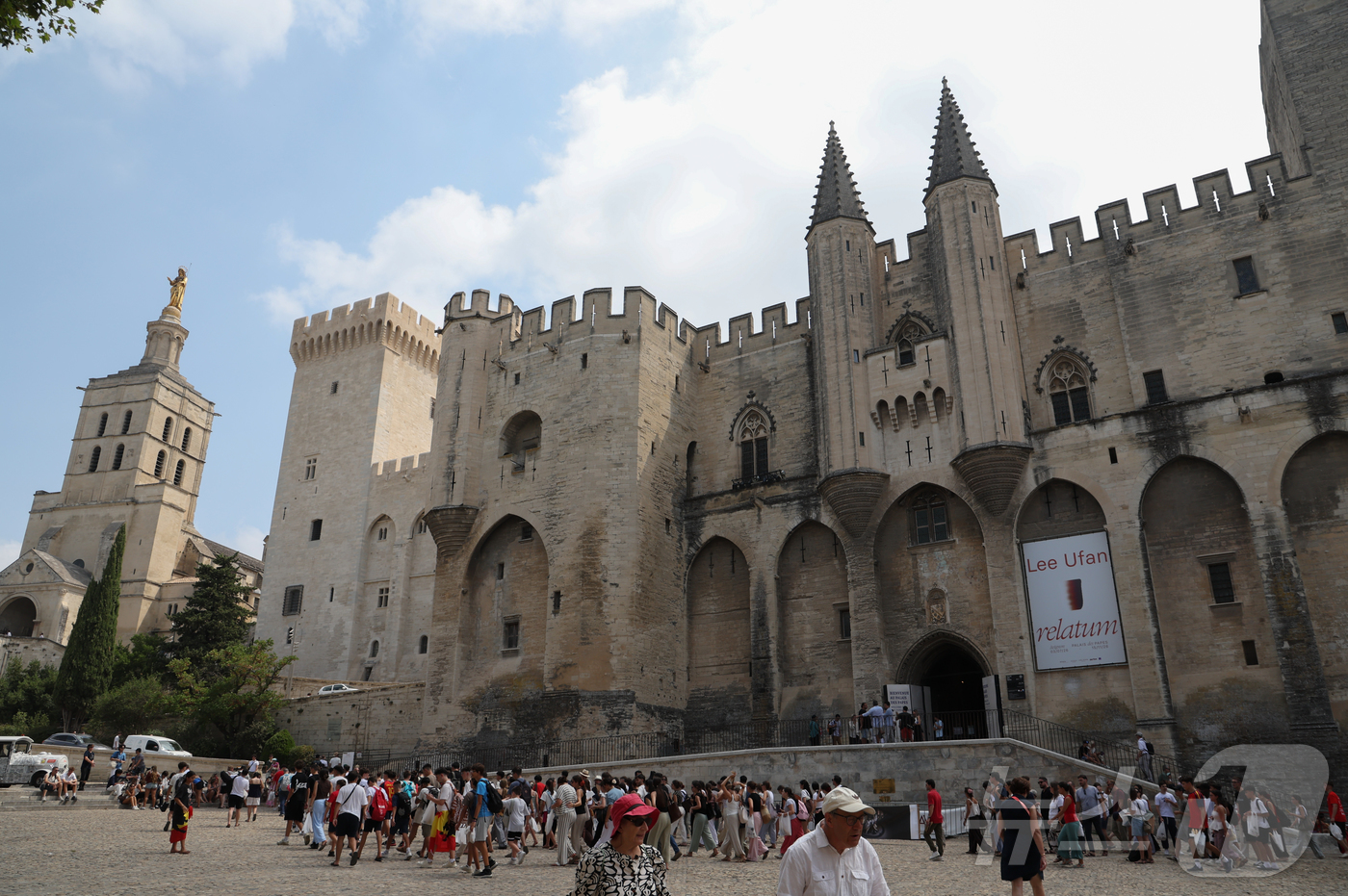 (아비뇽=뉴스1) 이준성 특파원 = 15일(현지시간) 프랑스 아비뇽 교황청 궁전(Palais des Papes) 앞을 관람객들이 지나고 있다. 이날 밤 교황청 궁전 명예의 뜰에서는 …