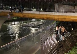 "수영해보고 싶어" 불어난 우이천 뛰어든 고교생들…CCTV로 구조