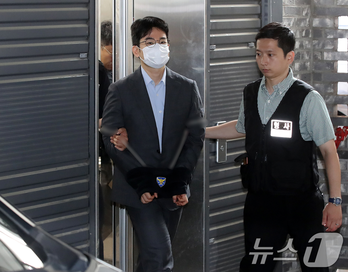 (부산=뉴스1) 윤일지 기자 = '피습 자작극' 혐의로 구속된 정이한 전 개혁신당 부산시장 후보가 16일 오전 부산 동래구 동래경찰서에서 검찰로 송치되고 있다. 2026.7.16/ …