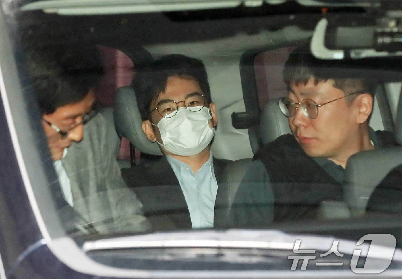(부산=뉴스1) 윤일지 기자 = '피습 자작극' 혐의로 구속된 정이한 전 개혁신당 부산시장 후보가 16일 오전 부산 동래구 동래경찰서에서 검찰로 송치되고 있다. 2026.7.16/ …