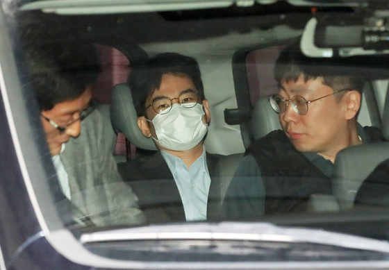 검찰 송치되는 정이한 전 부산시장 후보