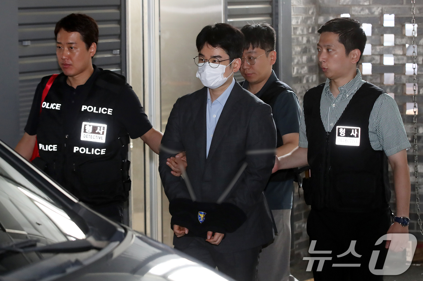 (부산=뉴스1) 윤일지 기자 = '피습 자작극' 혐의로 구속된 정이한 전 개혁신당 부산시장 후보가 16일 오전 부산 동래구 동래경찰서에서 검찰로 송치되고 있다. 2026.7.16/ …