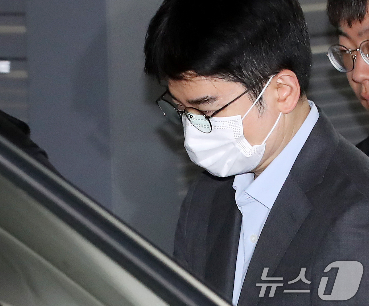 (부산=뉴스1) 윤일지 기자 = '피습 자작극' 혐의로 구속된 정이한 전 개혁신당 부산시장 후보가 16일 오전 부산 동래구 동래경찰서에서 검찰로 송치되고 있다. 2026.7.16/ …
