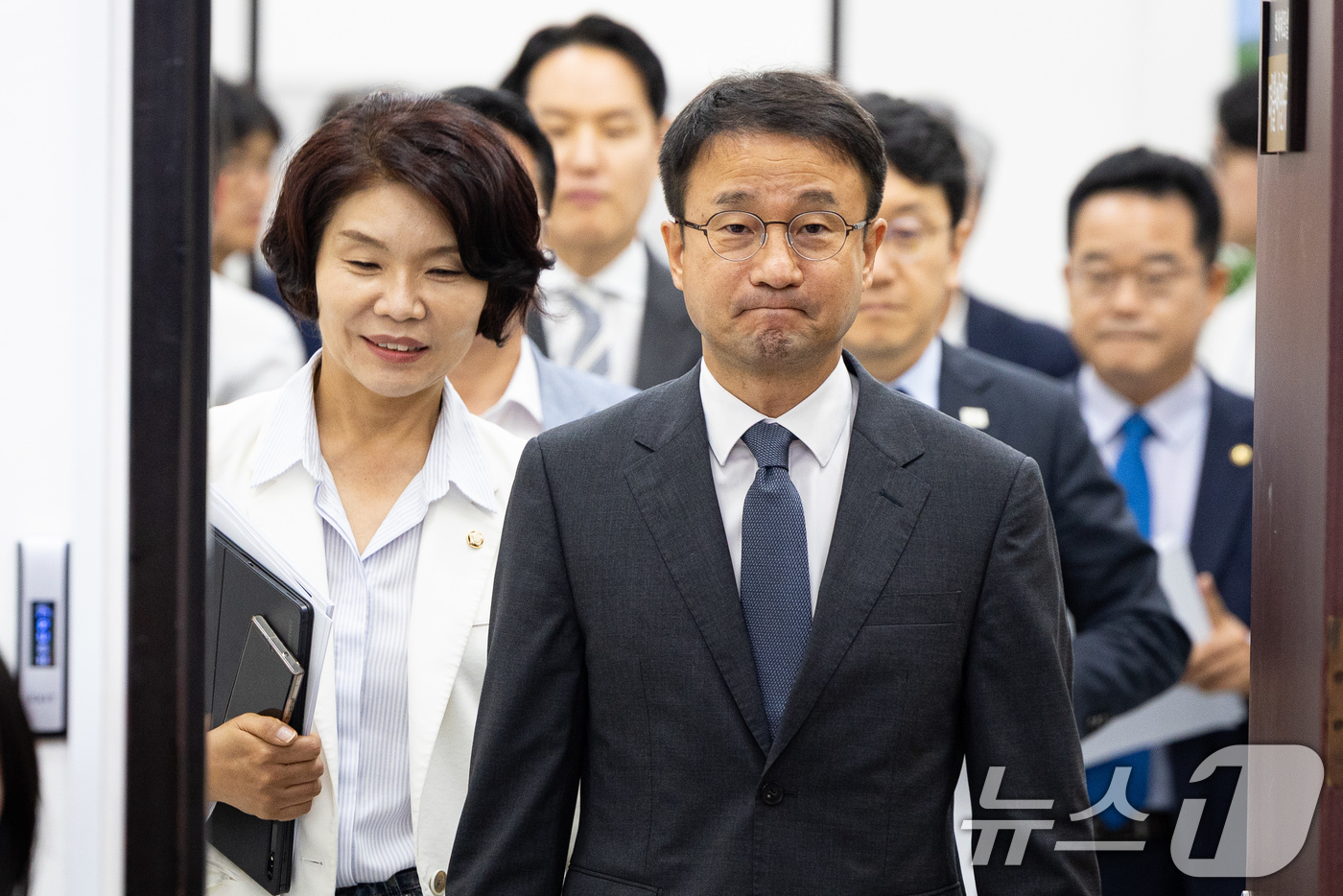 (서울=뉴스1) 유승관 기자 = 한병도 더불어민주당 당대표 직무대행 겸 원내대표와 한정애 정책위의장을 비롯한 원내지도부가 16일 서울 여의도 국회에서 열린 정책조정회의에 참석하고 …