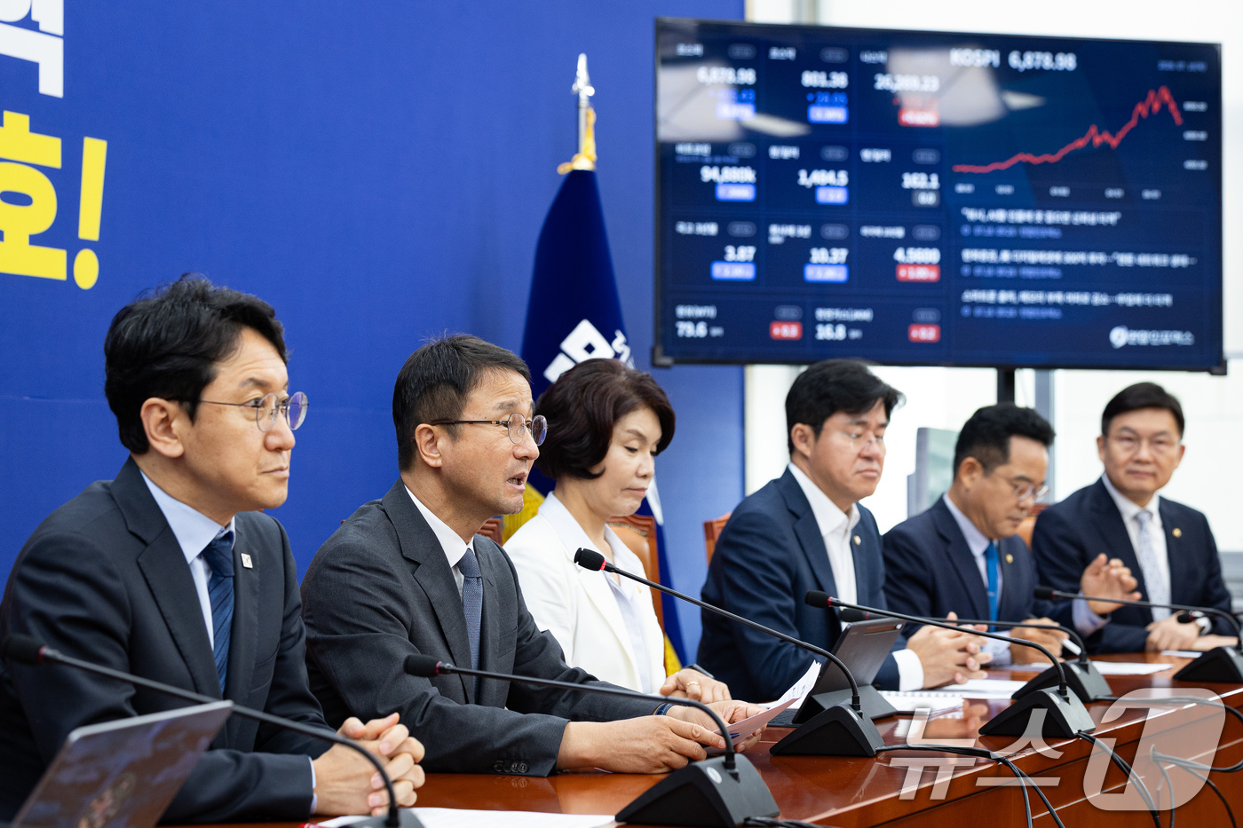 (서울=뉴스1) 유승관 기자 = 한병도 더불어민주당 당대표 직무대행 겸 원내대표가 16일 서울 여의도 국회에서 열린 정책조정회의에서 모두 발언을 하고 있다. 2026.7.16/뉴스 …