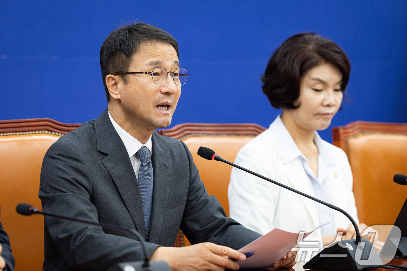 (서울=뉴스1) 유승관 기자 = 한병도 더불어민주당 당대표 직무대행 겸 원내대표가 16일 서울 여의도 국회에서 열린 정책조정회의에서 모두 발언을 하고 있다. 2026.7.16/뉴스 …