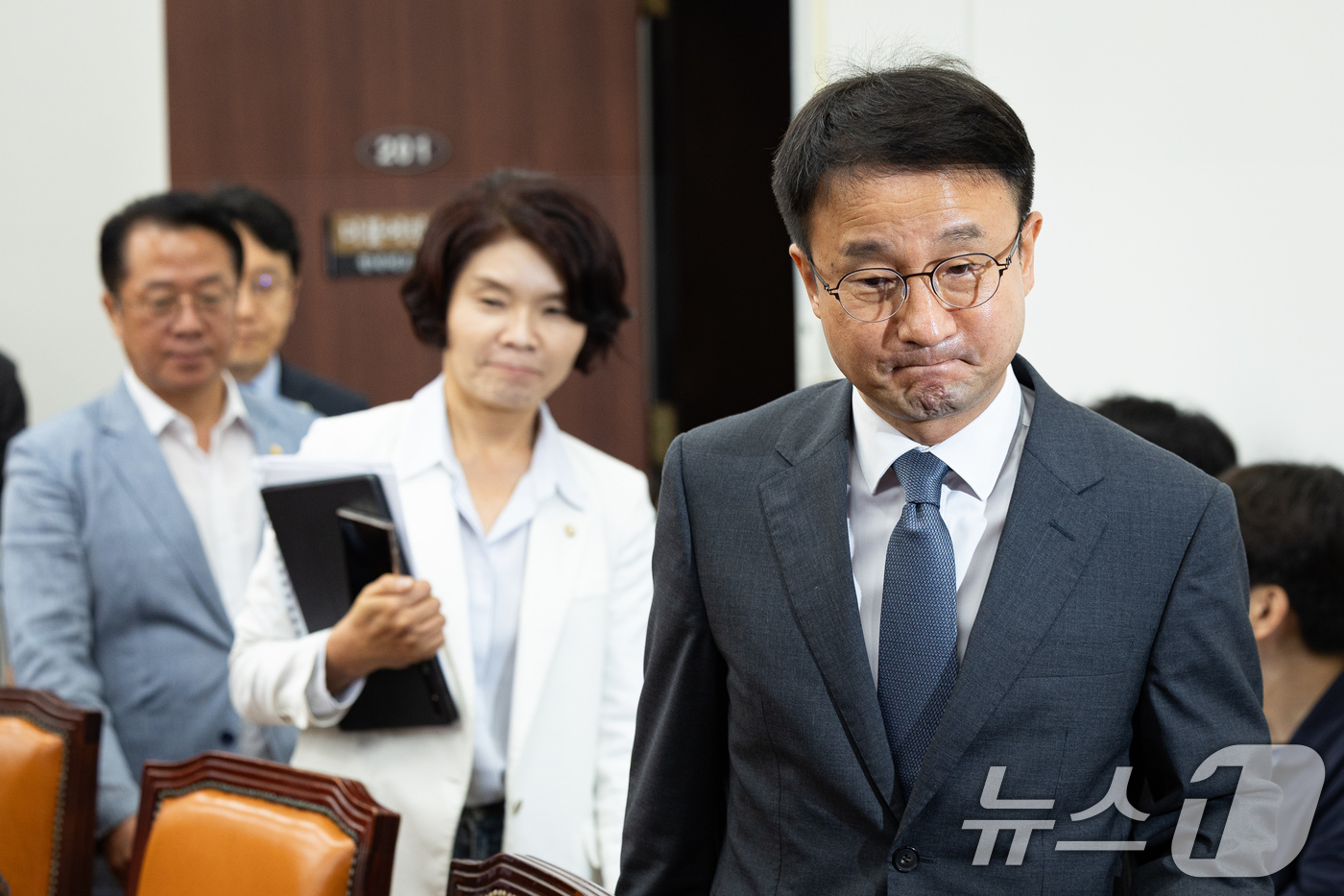 (서울=뉴스1) 유승관 기자 = 한병도 더불어민주당 당대표 직무대행 겸 원내대표와 한정애 정책위의장을 비롯한 원내지도부가 16일 서울 여의도 국회에서 열린 정책조정회의에 참석하고 …