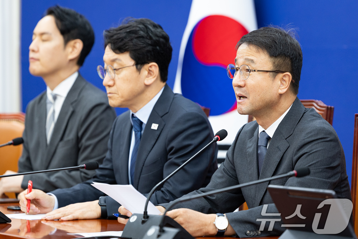 (서울=뉴스1) 유승관 기자 = 한병도 더불어민주당 당대표 직무대행 겸 원내대표가 16일 서울 여의도 국회에서 열린 정책조정회의에서 모두 발언을 하고 있다. 2026.7.16/뉴스 …