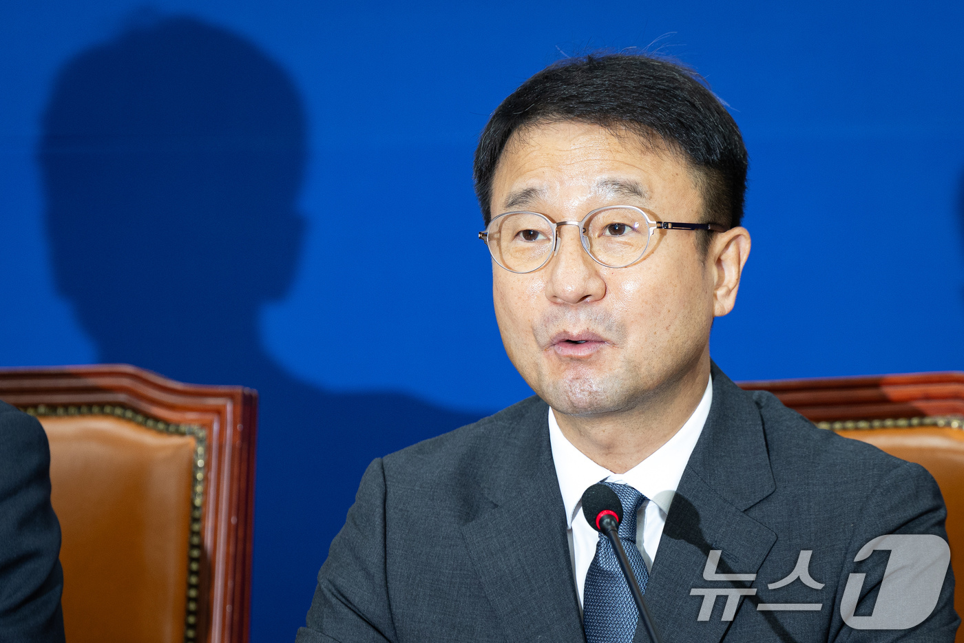 (서울=뉴스1) 유승관 기자 = 한병도 더불어민주당 당대표 직무대행 겸 원내대표가 16일 서울 여의도 국회에서 열린 정책조정회의에서 모두 발언을 하고 있다. 2026.7.16/뉴스 …