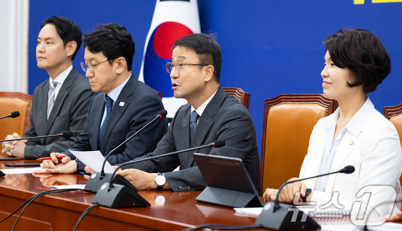 (서울=뉴스1) 유승관 기자 = 한병도 더불어민주당 당대표 직무대행 겸 원내대표가 16일 서울 여의도 국회에서 열린 정책조정회의에서 모두 발언을 하고 있다. 2026.7.16/뉴스 …