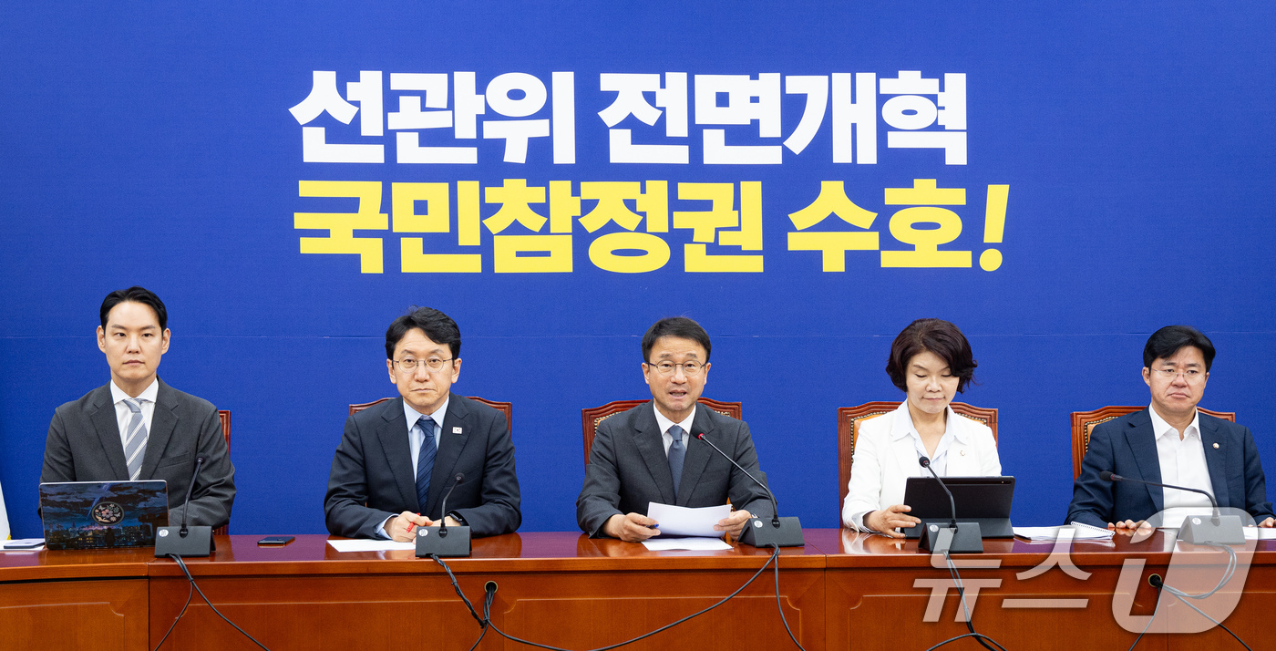 (서울=뉴스1) 유승관 기자 = 한병도 더불어민주당 당대표 직무대행 겸 원내대표가 16일 서울 여의도 국회에서 열린 정책조정회의에서 모두 발언을 하고 있다. 2026.7.16/뉴스 …