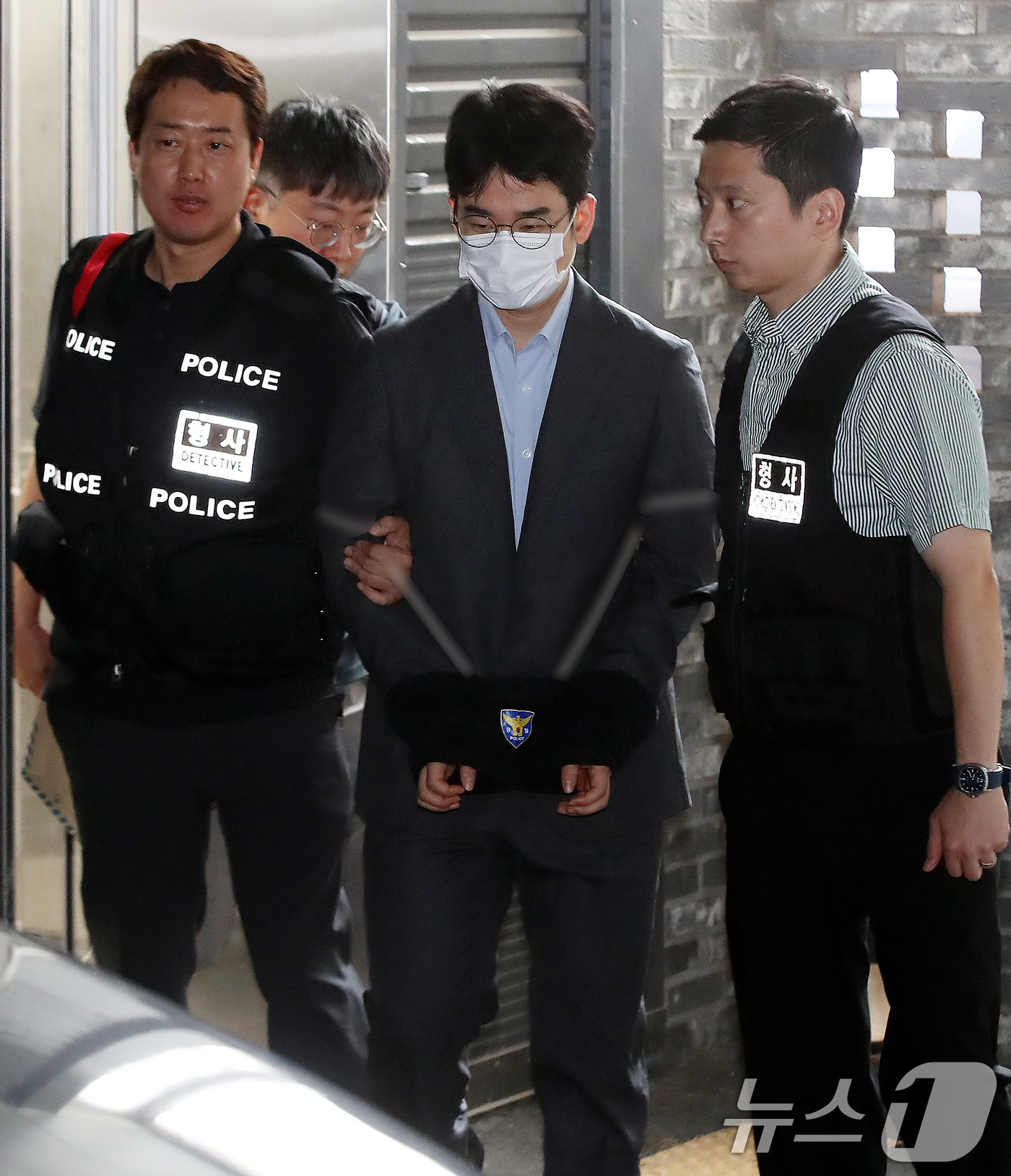 (부산=뉴스1) 윤일지 기자 = '피습 자작극' 혐의로 구속된 정이한 전 개혁신당 부산시장 후보가 16일 오전 부산 동래구 동래경찰서에서 검찰로 송치되고 있다. 2026.7.16/ …