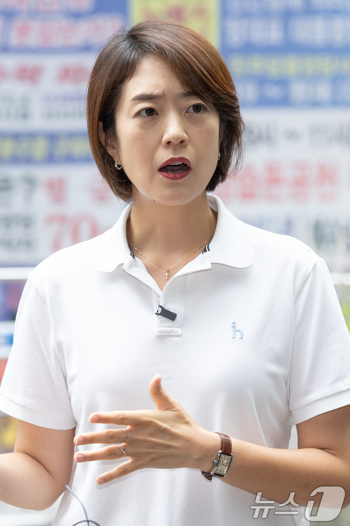 (서울=뉴스1) 안은나 기자 = 더불어민주당 당대표 선거에 출마한 고민정 의원이 16일 오전 서울 여의도 민주당사에서 당대표 후보 등록을 마친 뒤 취재진 질의에 답하고 있다. 20 …