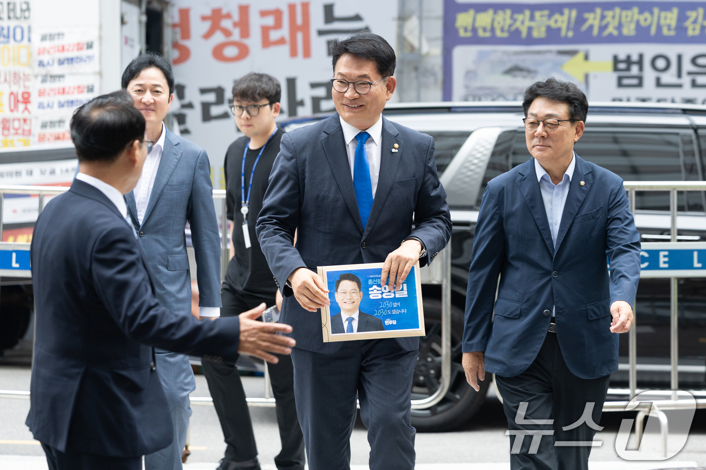 (서울=뉴스1) 안은나 기자 = 더불어민주당 당대표 선거에 출마한 송영길 의원이 16일 오전 서울 여의도에서 당대표 후보 등록을 하기 위해 당사로 향하고 있다. 2026.7.16/ …