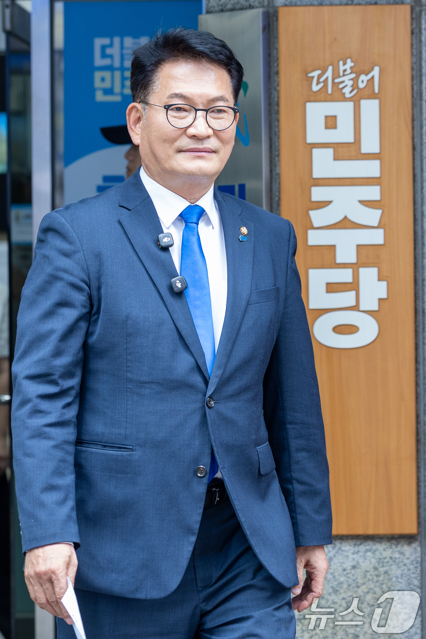 (서울=뉴스1) 안은나 기자 = 더불어민주당 당대표 선거에 출마한 송영길 의원이 16일 오전 서울 여의도 민주당사에서 당대표 후보 등록을 마친 뒤 취재진 질의에 답하기 위해 이동하 …