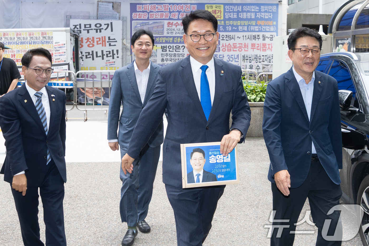 (서울=뉴스1) 안은나 기자 = 더불어민주당 당대표 선거에 출마한 송영길 의원이 16일 오전 서울 여의도에서 당대표 후보 등록을 하기 위해 당사로 향하고 있다. 2026.7.16/ …