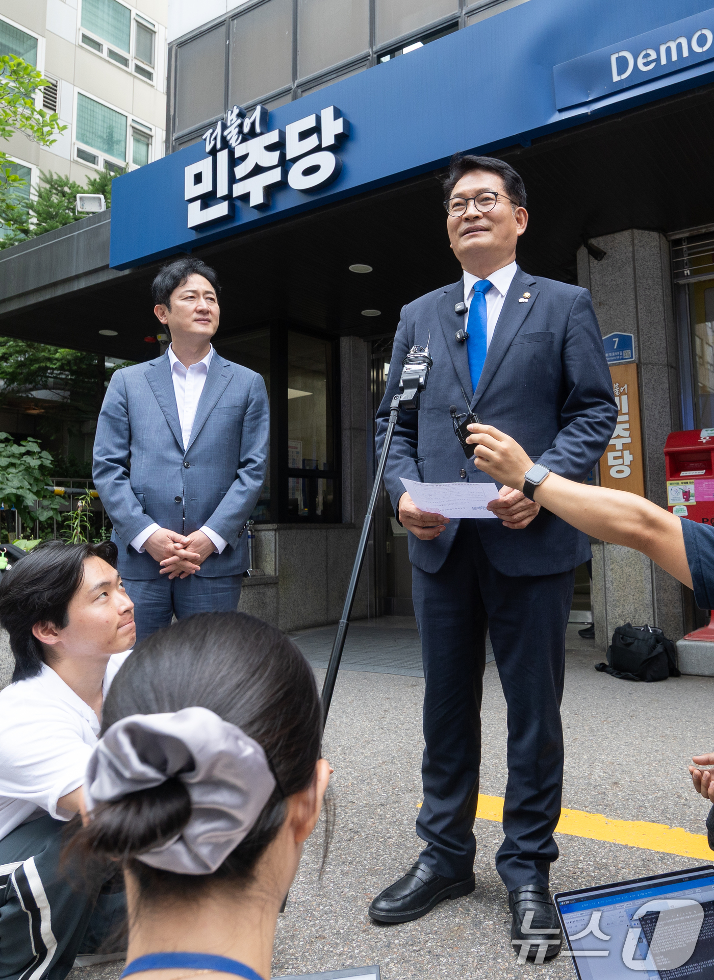 (서울=뉴스1) 안은나 기자 = 더불어민주당 당대표 선거에 출마한 송영길 의원이 16일 오전 서울 여의도에서 당대표 후보 등록을 마친 뒤 취재진 질의에 답하고 있다. 2026.7. …