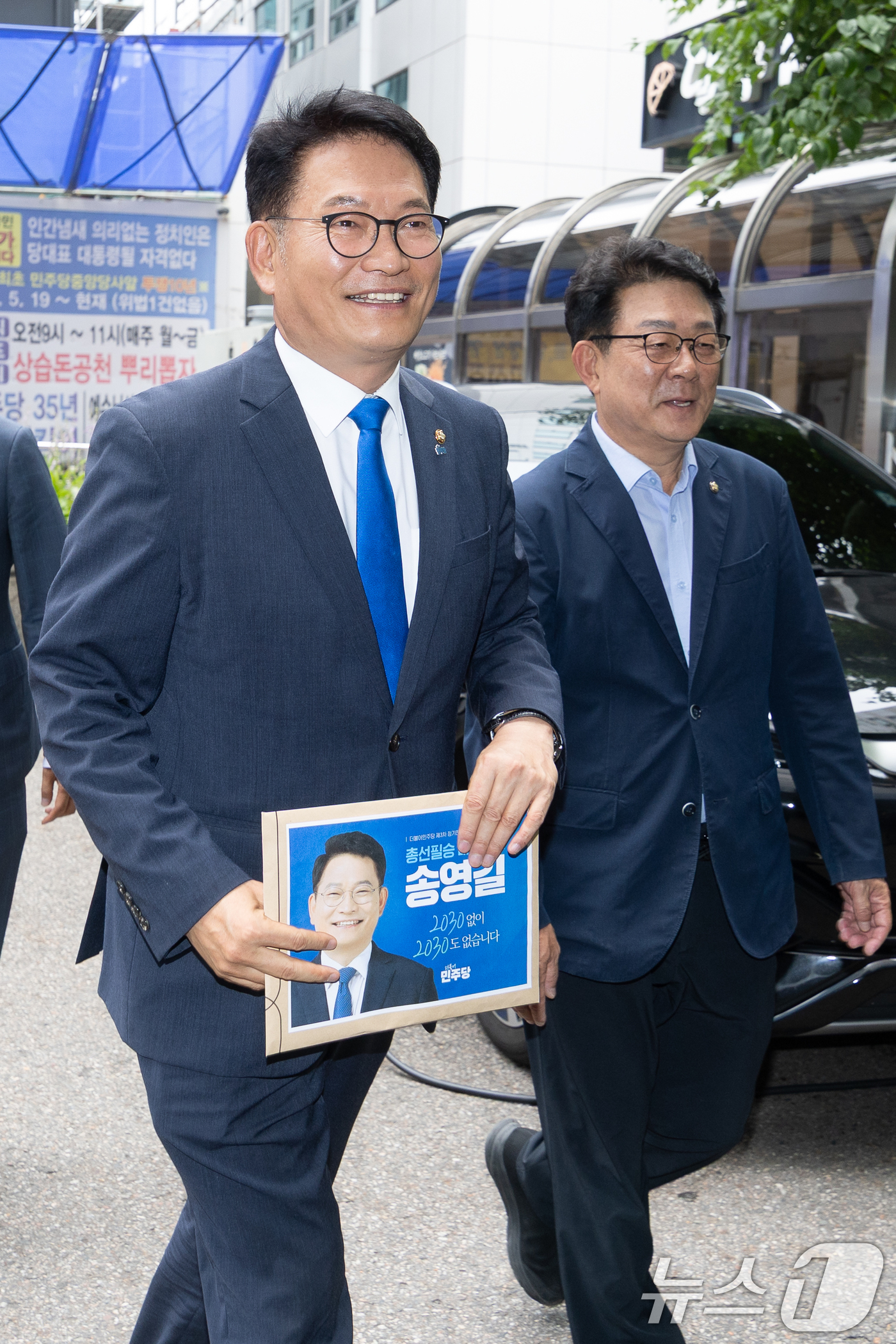 (서울=뉴스1) 안은나 기자 = 더불어민주당 당대표 선거에 출마한 송영길 의원이 16일 오전 서울 여의도에서 당대표 후보 등록을 하기 위해 당사로 향하고 있다. 2026.7.16/ …