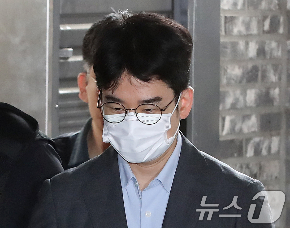 (부산=뉴스1) 윤일지 기자 = '피습 자작극' 혐의로 구속된 정이한 전 개혁신당 부산시장 후보가 16일 오전 부산 동래구 동래경찰서에서 검찰로 송치되고 있다. 2026.7.16/ …