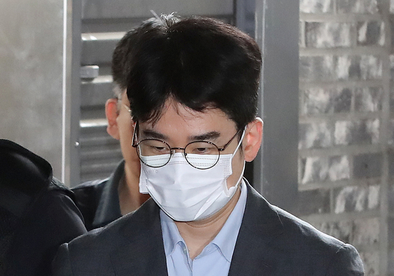 검찰 송치되는 정이한 전 부산시장 후보