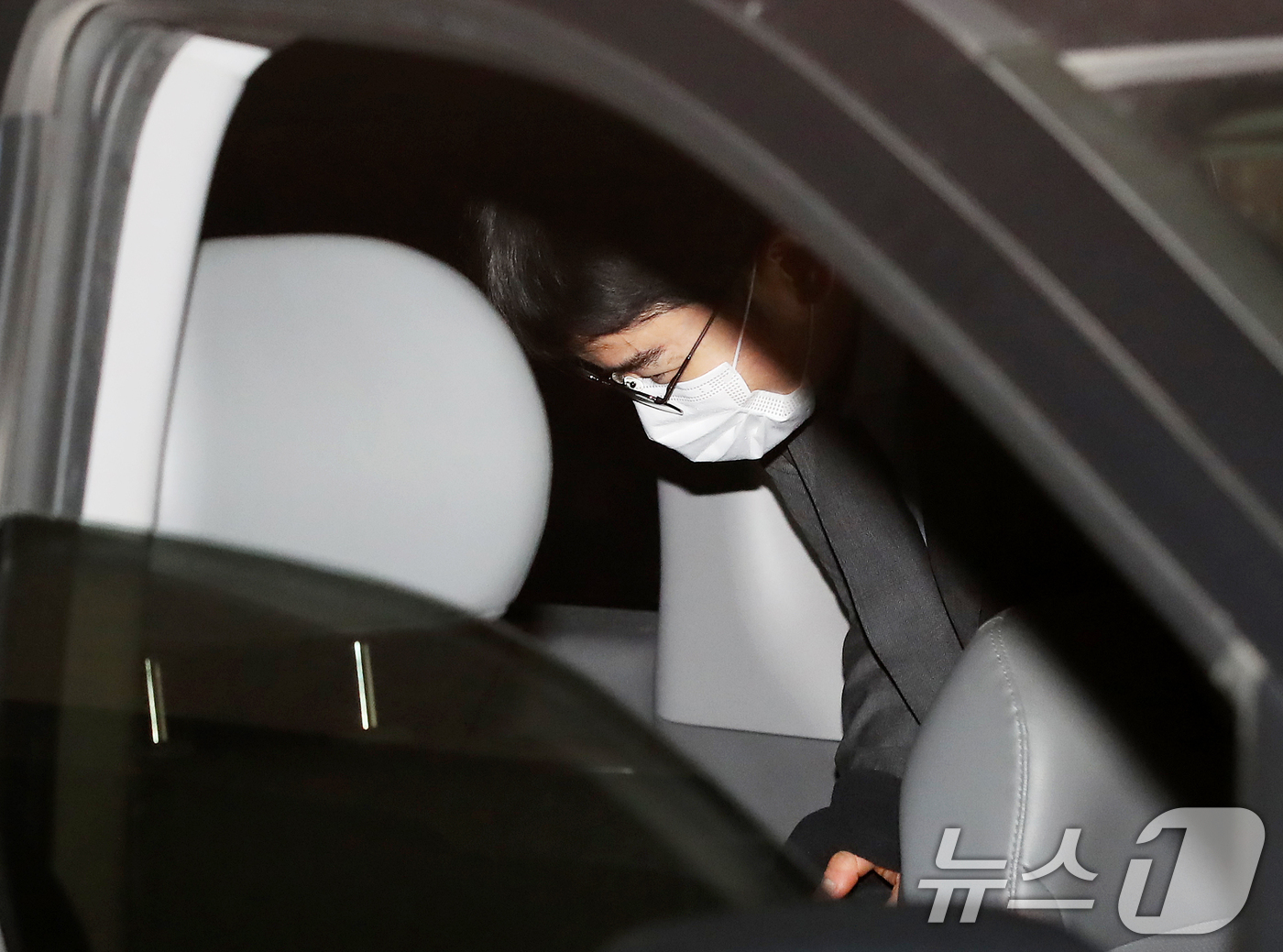 (부산=뉴스1) 윤일지 기자 = '피습 자작극' 혐의로 구속된 정이한 전 개혁신당 부산시장 후보가 16일 오전 부산 동래구 동래경찰서에서 검찰로 송치되고 있다. 2026.7.16/ …