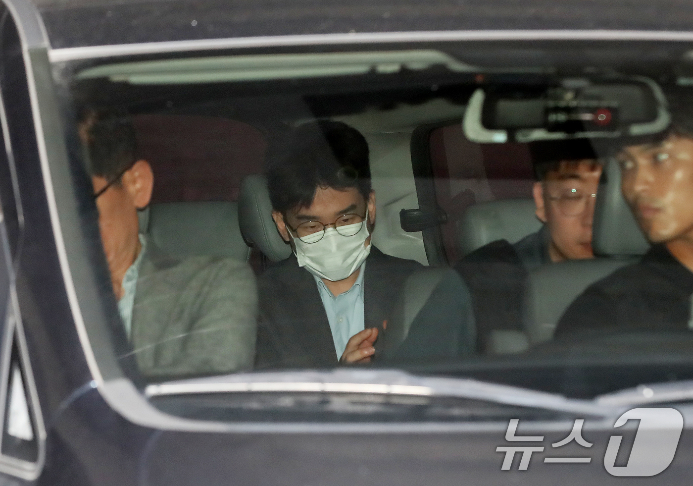 (부산=뉴스1) 윤일지 기자 = '피습 자작극' 혐의로 구속된 정이한 전 개혁신당 부산시장 후보가 16일 오전 부산 동래구 동래경찰서에서 검찰로 송치되고 있다. 2026.7.16/ …