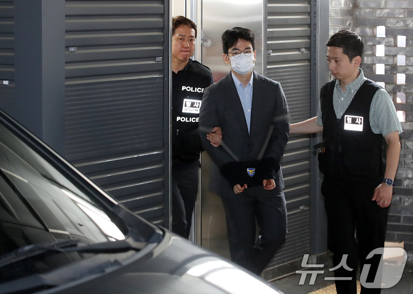 (부산=뉴스1) 윤일지 기자 = '피습 자작극' 혐의로 구속된 정이한 전 개혁신당 부산시장 후보가 16일 오전 부산 동래구 동래경찰서에서 검찰로 송치되고 있다. 2026.7.16/ …
