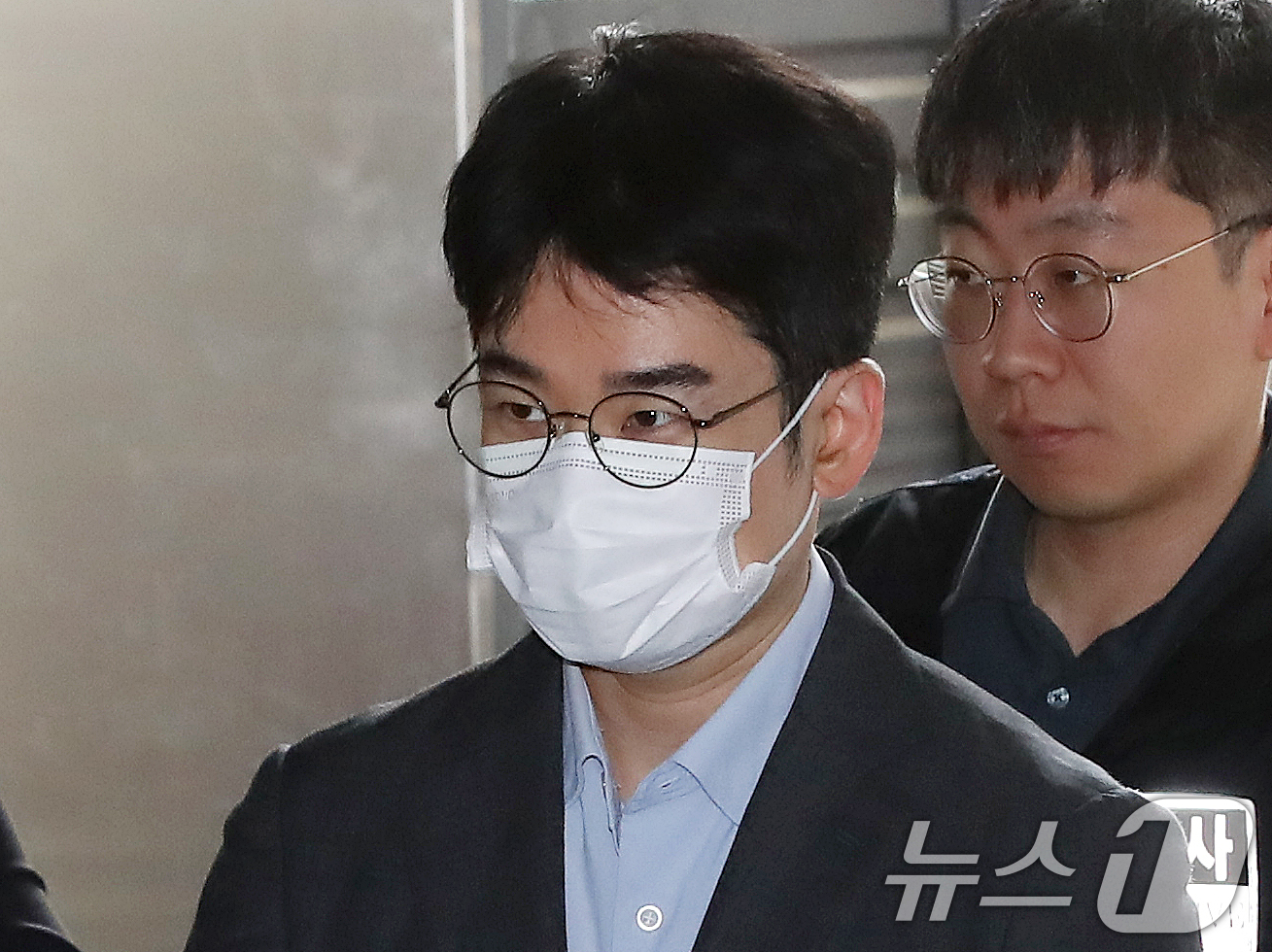 (부산=뉴스1) 윤일지 기자 = '피습 자작극' 혐의로 구속된 정이한 전 개혁신당 부산시장 후보가 16일 오전 부산 동래구 동래경찰서에서 검찰로 송치되고 있다. 2026.7.16/ …