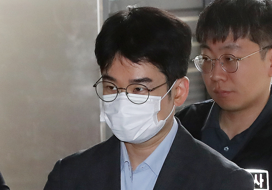 '음료 투척 자작극' 정이한 첫 재판…"父와 관계 개선하려 범행"
