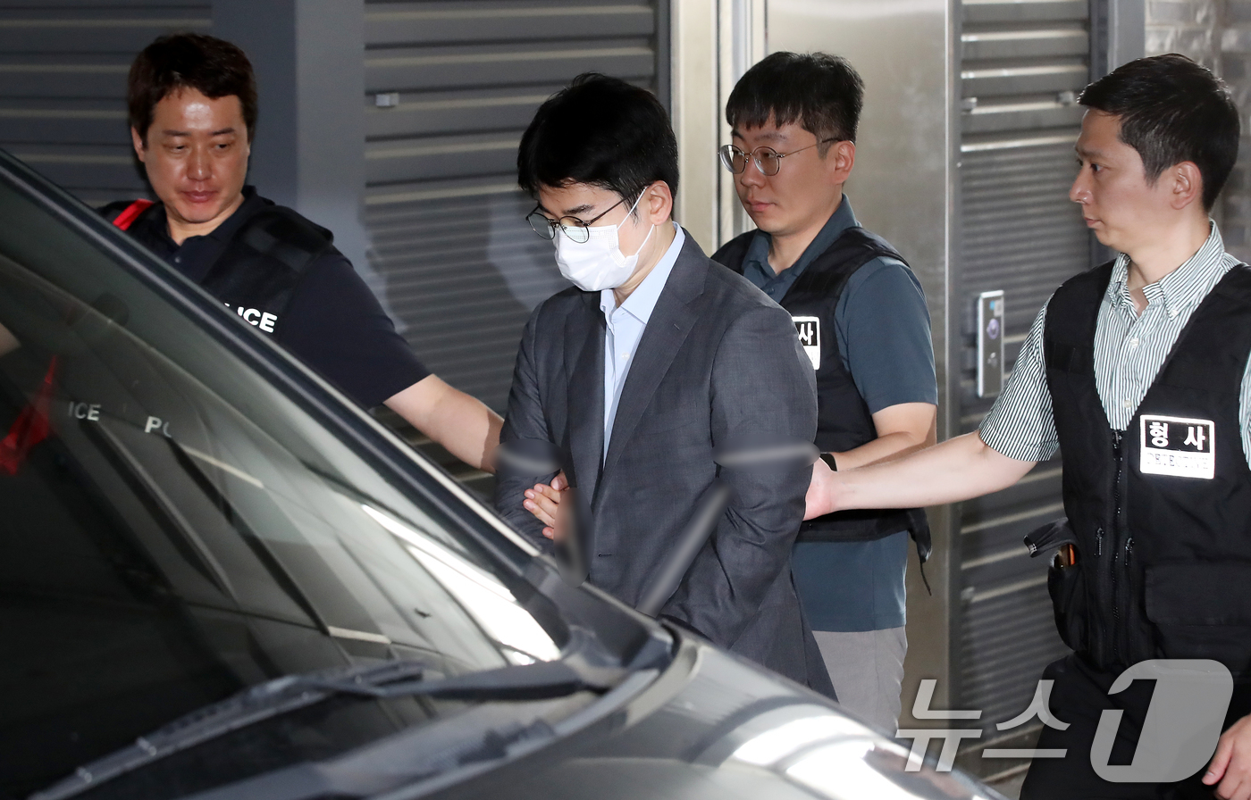 (부산=뉴스1) 윤일지 기자 = '피습 자작극' 혐의로 구속된 정이한 전 개혁신당 부산시장 후보가 16일 오전 부산 동래구 동래경찰서에서 검찰로 송치되고 있다. 2026.7.16/ …