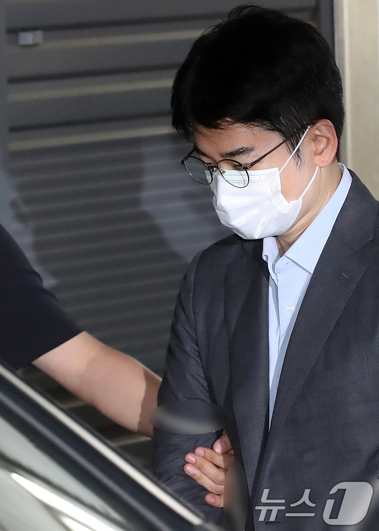 (부산=뉴스1) 윤일지 기자 = '피습 자작극' 혐의로 구속된 정이한 전 개혁신당 부산시장 후보가 16일 오전 부산 동래구 동래경찰서에서 검찰로 송치되고 있다. 2026.7.16/ …