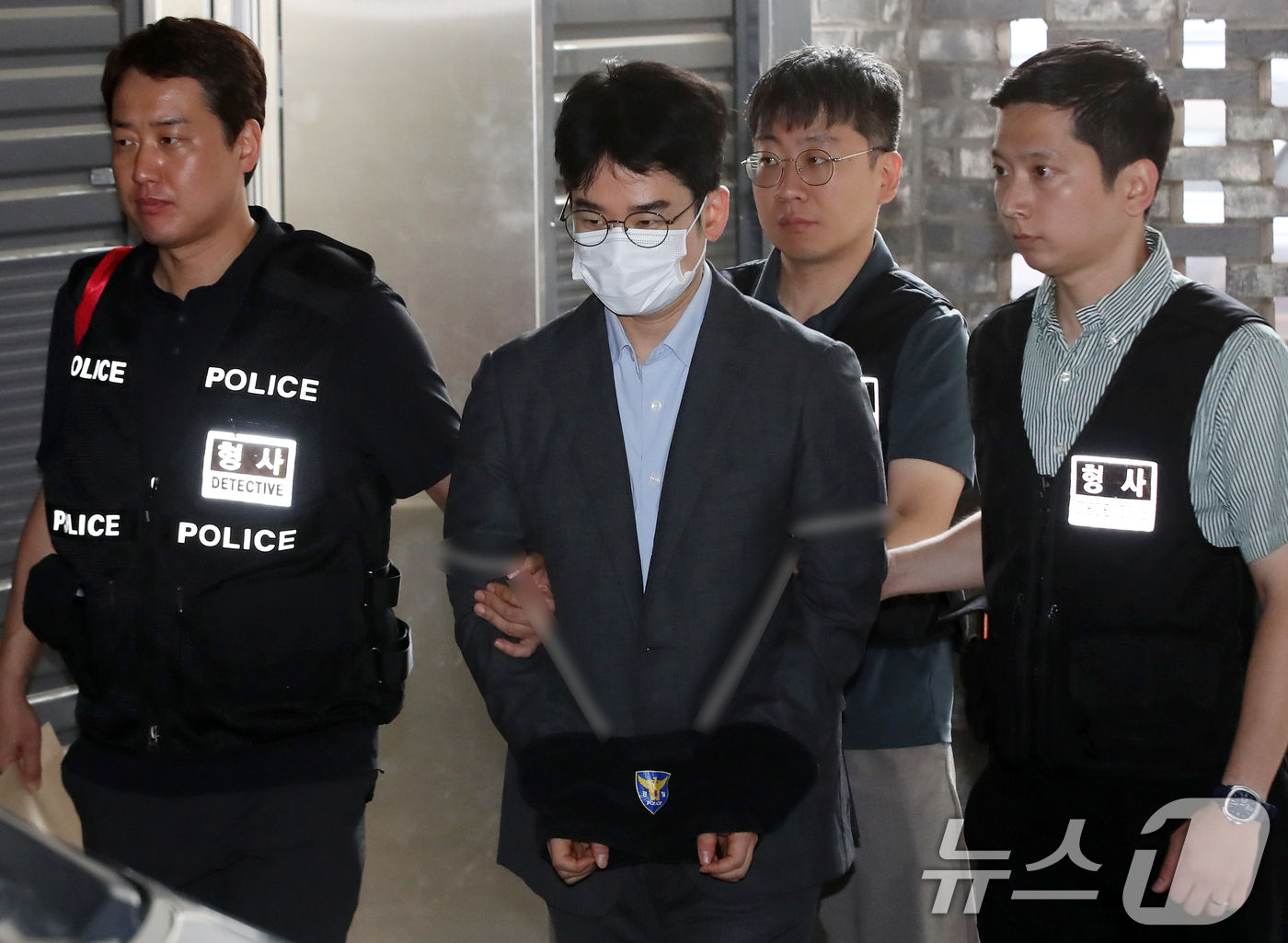 (부산=뉴스1) 윤일지 기자 = '피습 자작극' 혐의로 구속된 정이한 전 개혁신당 부산시장 후보가 16일 오전 부산 동래구 동래경찰서에서 검찰로 송치되고 있다. 2026.7.16/ …