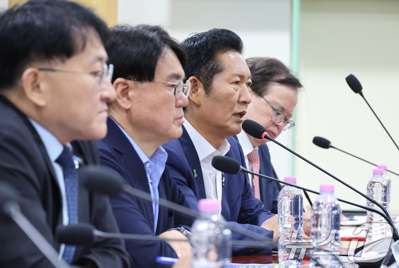 (서울=뉴스1) 신웅수 기자 = 더불어민주당 당권 주자인 정청래 의원이 16일 서울 여의도 국회 의원회관에서 열린 검사 권력 오남용 사례로 본 형사소송법 개정 토론회에서 발언하고 …